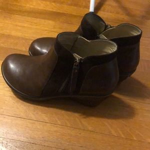 Brown size 9 Jambu boots